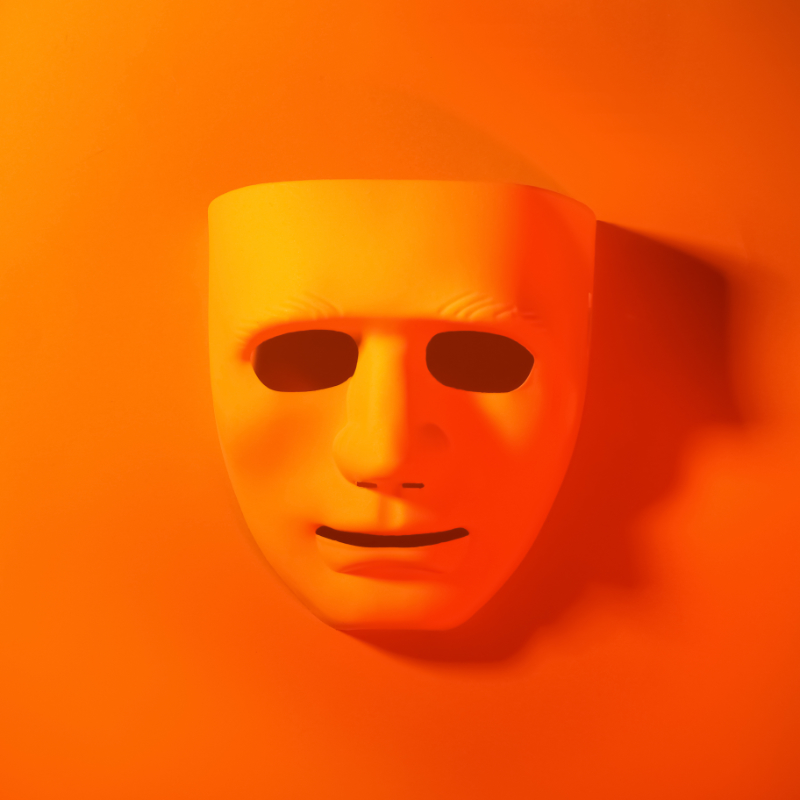 Maschera che rappresenta la sindrome dell’impostore e il dubbio sull’identità
