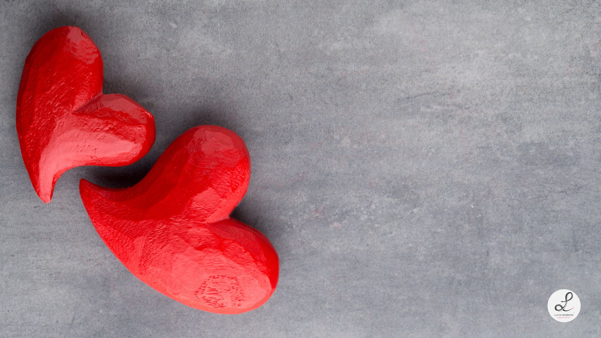 Due cuori rossi su sfondo neutro, immagine simbolica dei valori nella relazione di coppia